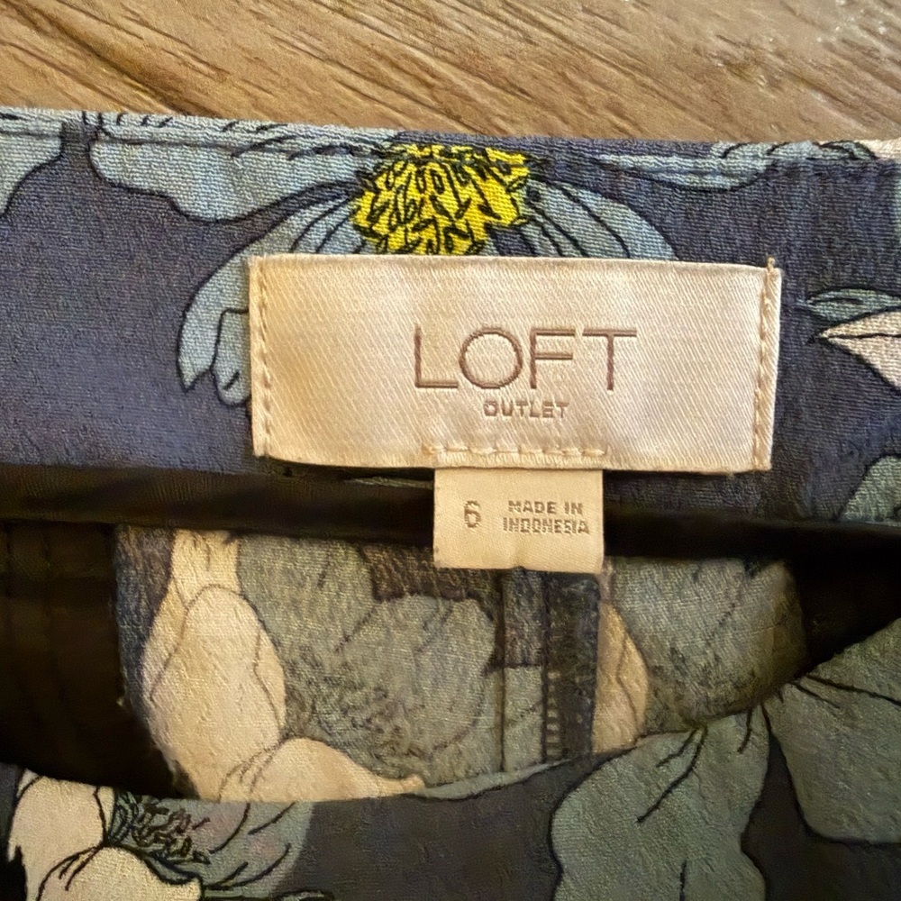 LOFT  Blue Floral Pleated Soft Shorts Size 6 - Picture 14 of 15